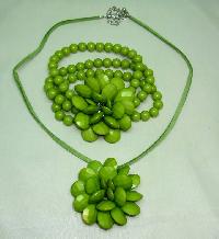 £18.00 - Chunky Green Flower Shaped Acrylic Pendant and Stretch Bracelet Set